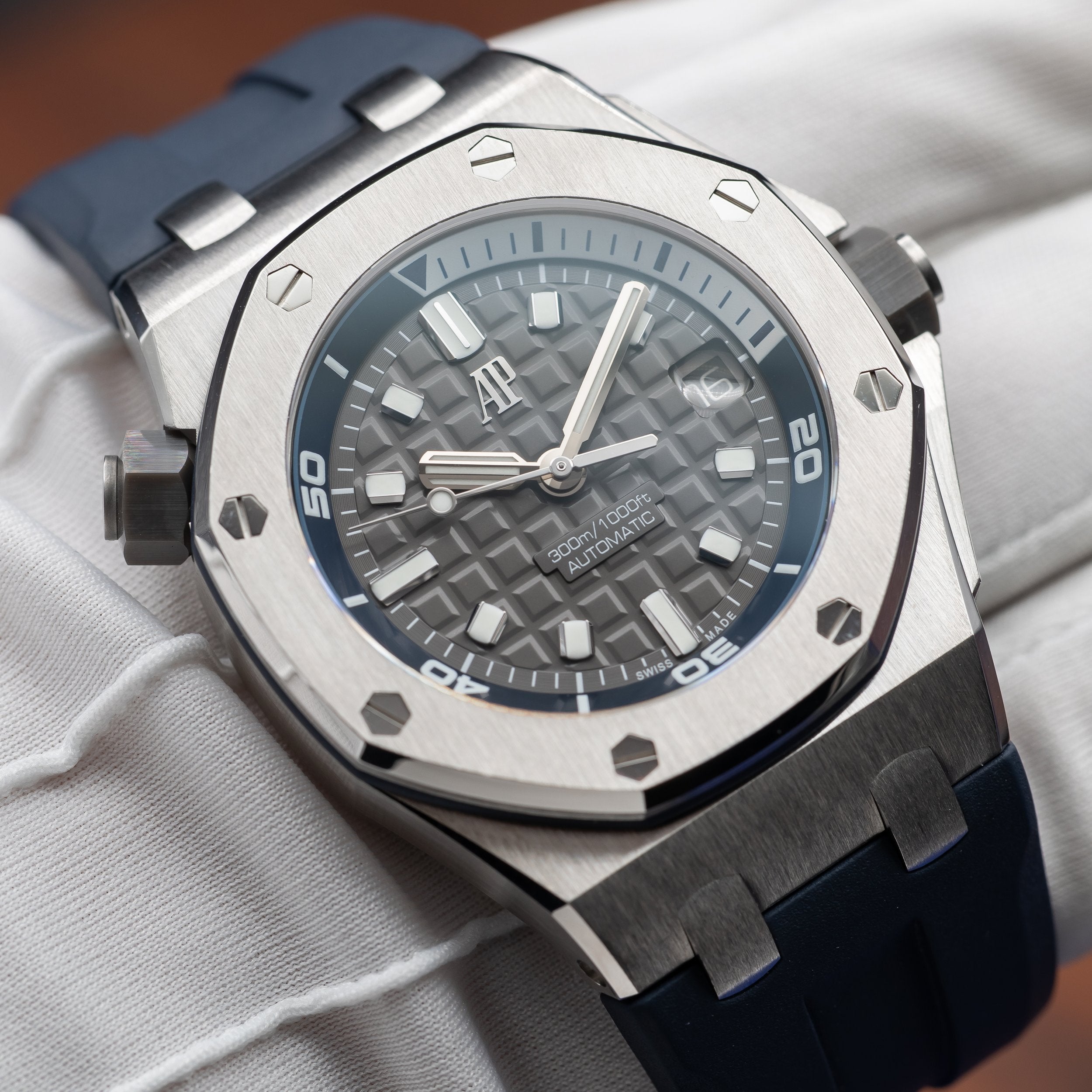 AUDEMARS PIGUET Royal Oak Offshore Diver Grey Dial 15720ST.OO.A009CA.01 — image 17