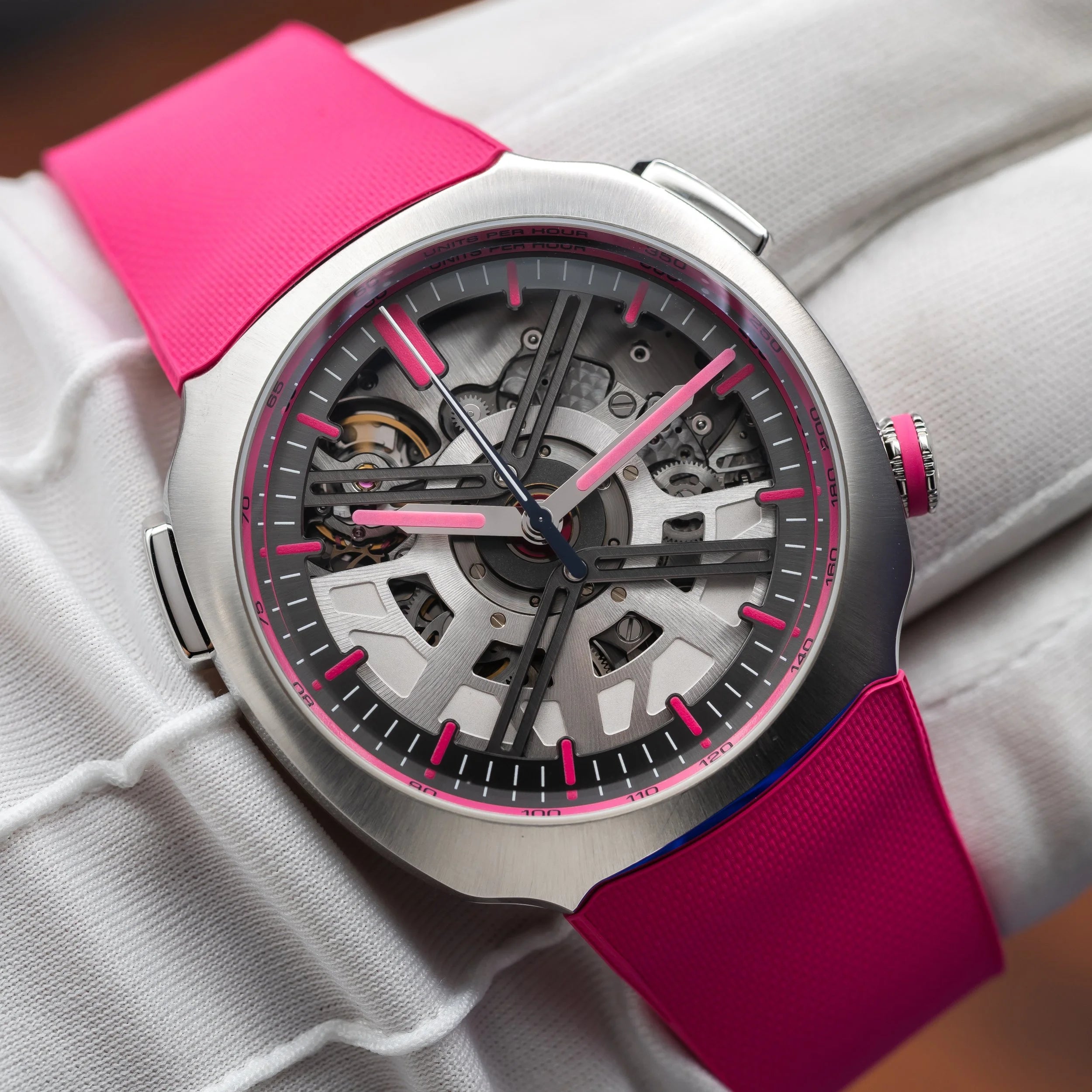 H. MOSER & CIE Streamliner BWT Alpine Drivers & Mechanics Pink Edition 6700-1201 — image 20
